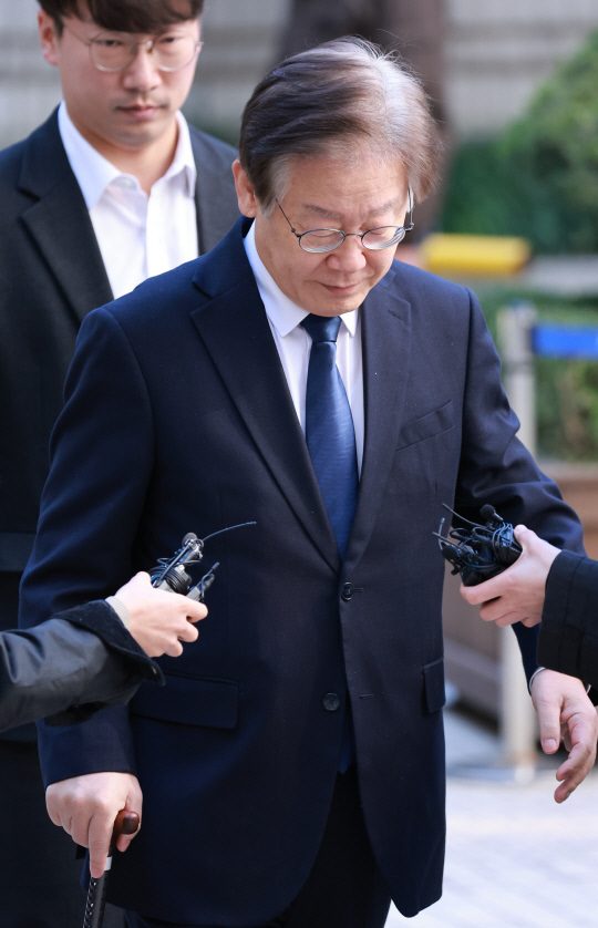 이재명 더불어민주당 대표가 17일 서초구 서울중앙지방법원에서 열린 '대장동 배임·성남FC 뇌물' 관련 1심 2회 공판에 출석하고 있다. <연합뉴스>